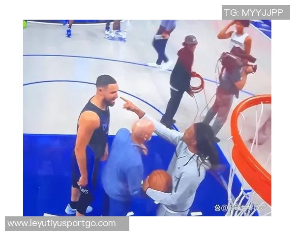 克莱重现昔日风采半场三分表现亮眼单防字母展现防守实力 克莱重现昔日风采半场三分表现亮眼单防字母展现防守实力