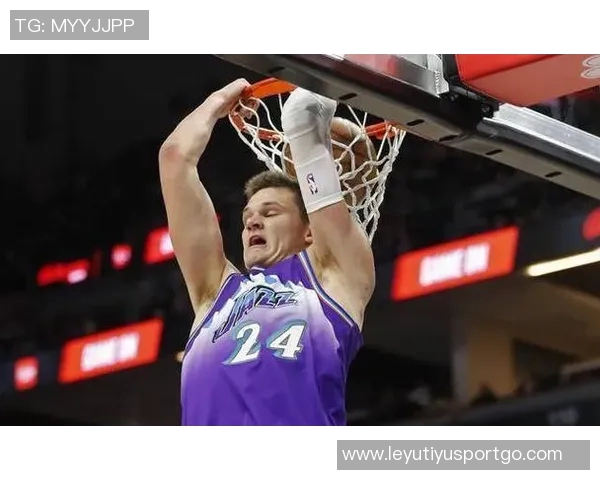 小卡称科林斯打四号位能对抗更高大球员我们每个位置的球员体型都很出色